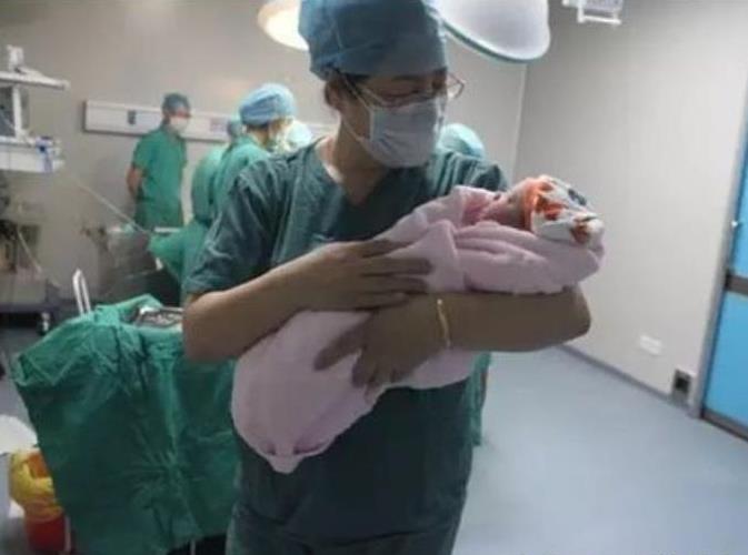 兒媳懷孕六個月,婆婆笑稱:生男孩就獎勵5萬!結果生下孩子後兒媳成了百萬富翁!