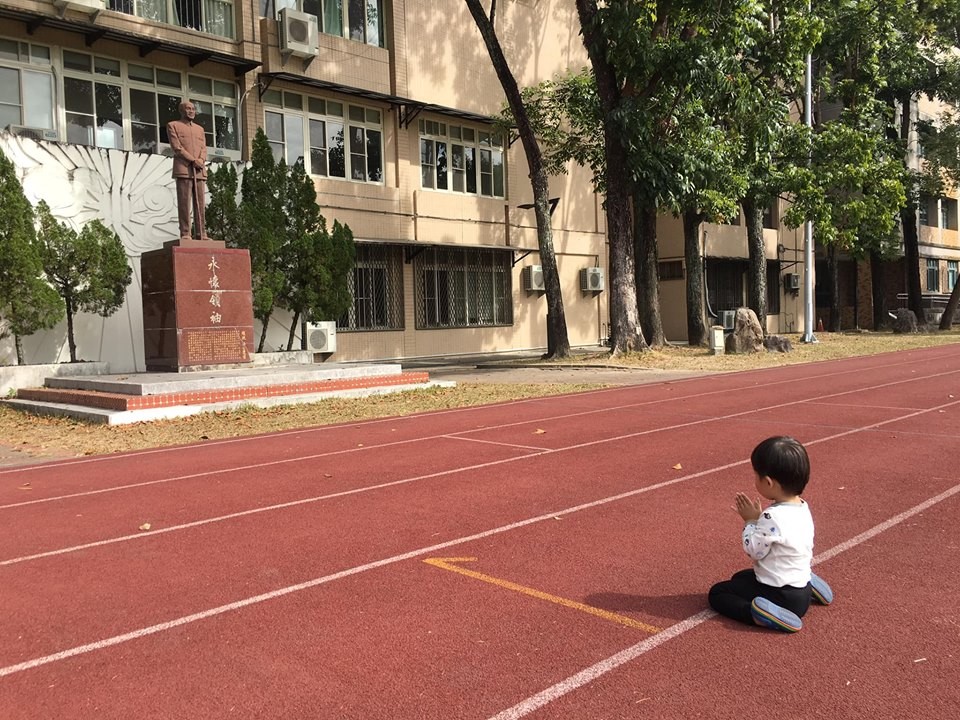 男童虔誠「跪地雙手合掌」相信有拜有保佑！媽媽抬頭一看笑虧：這不是神明欸...