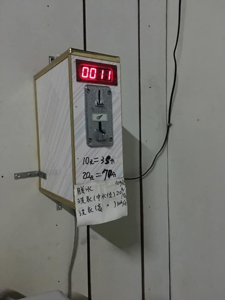 房租4200包水電！他不爽「洗衣要付10元」投訴房東　網友一看「洗衣機下方紙條」開嗆：不懂感恩
