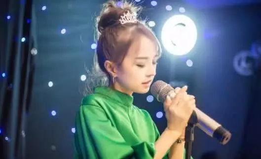 130公分「袖珍女孩」變身網紅，身子雖小卻有料，身後追求者排成排！