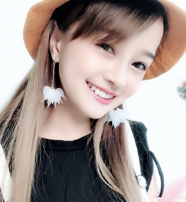 130公分「袖珍女孩」變身網紅，身子雖小卻有料，身後追求者排成排！