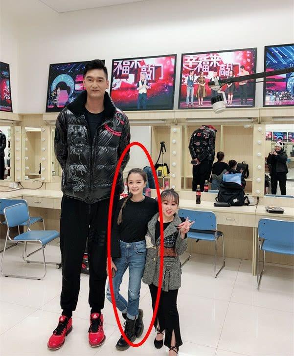 130公分「袖珍女孩」變身網紅，身子雖小卻有料，身後追求者排成排！