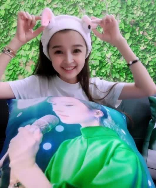 130公分「袖珍女孩」變身網紅，身子雖小卻有料，身後追求者排成排！