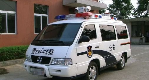 丈夫接妻子下班，遲遲不願上車，順著眼神往後，一瞥，直接報了警!