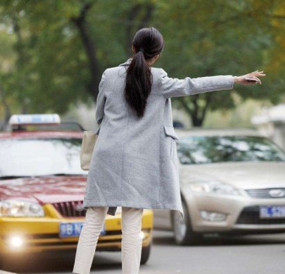 丈夫接妻子下班，遲遲不願上車，順著眼神往後，一瞥，直接報了警!