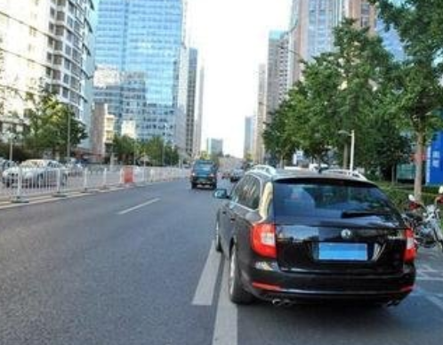 丈夫接妻子下班，遲遲不願上車，順著眼神往後，一瞥，直接報了警!