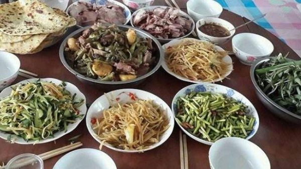 初次帶女友回家見爸媽，吃飯時妹妹不停地向我使眼色，我低頭一看，直接提分手