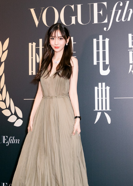 高顏值也撐不了！Angelababy「剪掉飄逸仙女長髮」 往上一看「崩壞鋸齒狀髮型」粉絲崩潰：狗啃的？