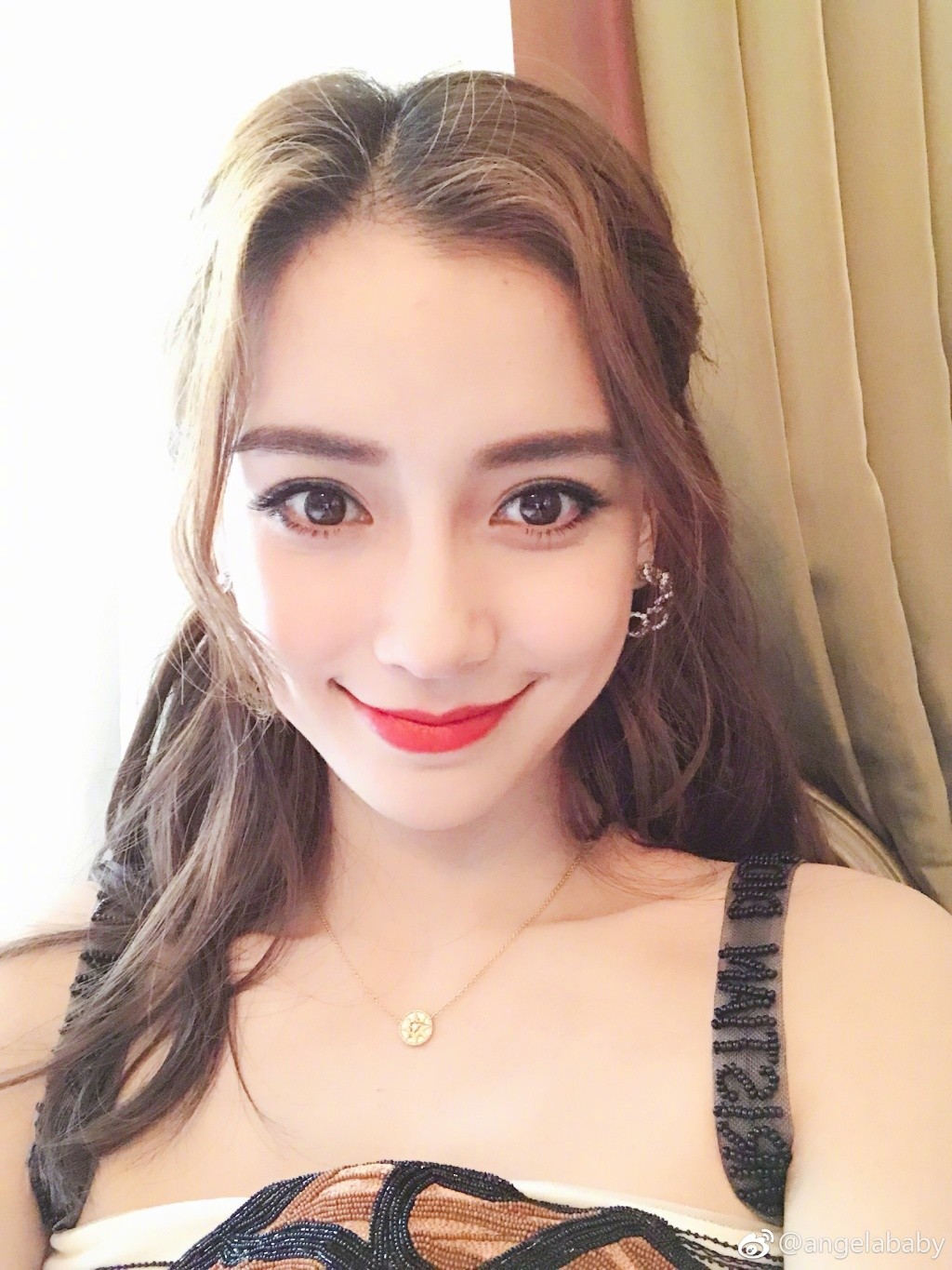 高顏值也撐不了！Angelababy「剪掉飄逸仙女長髮」 往上一看「崩壞鋸齒狀髮型」粉絲崩潰：狗啃的？