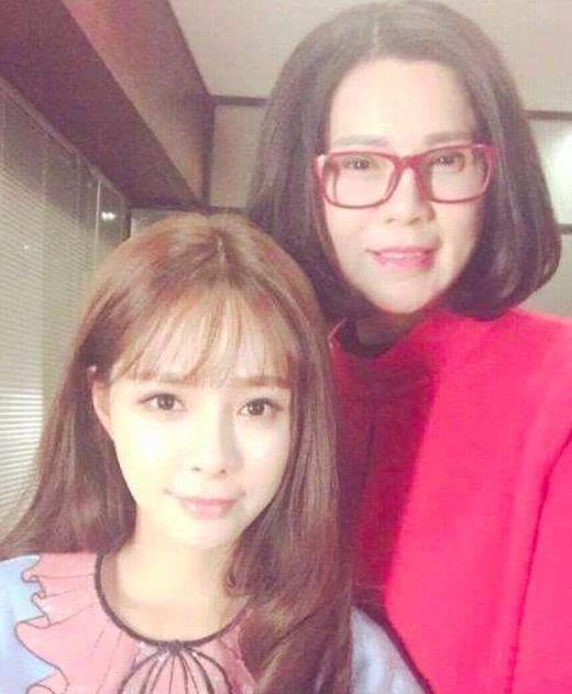 演藝圈最佳母女檔！蔡依林完全承襲媽媽基因，昆凌媽超可愛，「她」和媽媽同框根本是姊妹