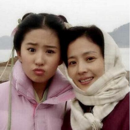 演藝圈最佳母女檔！蔡依林完全承襲媽媽基因，昆凌媽超可愛，「她」和媽媽同框根本是姊妹