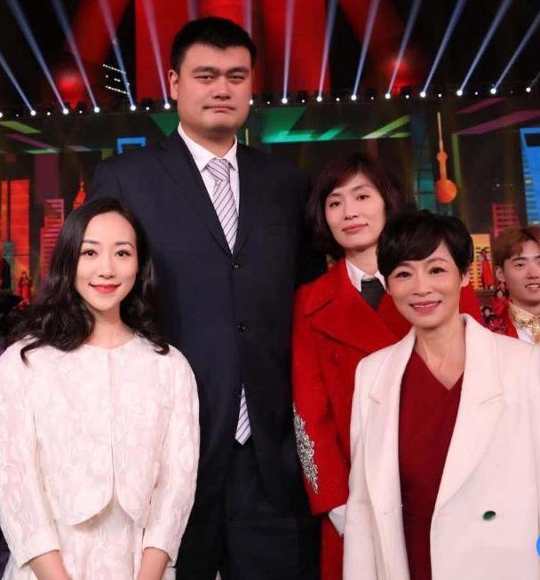 演藝圈最佳母女檔！蔡依林完全承襲媽媽基因，昆凌媽超可愛，「她」和媽媽同框根本是姊妹