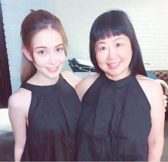 演藝圈最佳母女檔！蔡依林完全承襲媽媽基因，昆凌媽超可愛，「她」和媽媽同框根本是姊妹