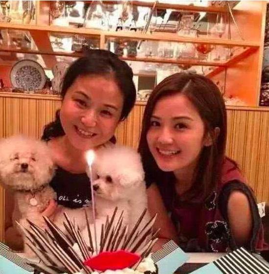 演藝圈最佳母女檔！蔡依林完全承襲媽媽基因，昆凌媽超可愛，「她」和媽媽同框根本是姊妹