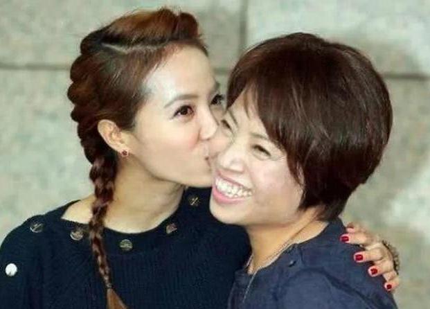 演藝圈最佳母女檔！蔡依林完全承襲媽媽基因，昆凌媽超可愛，「她」和媽媽同框根本是姊妹
