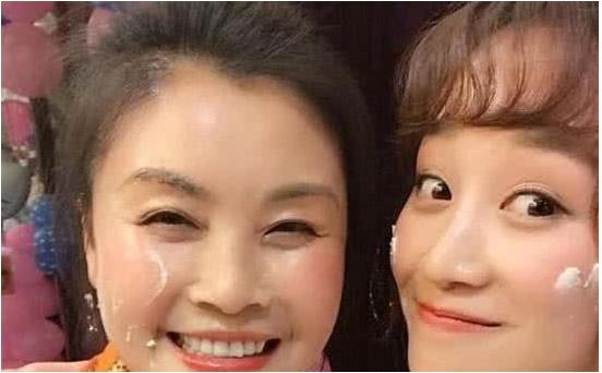 演藝圈最佳母女檔！蔡依林完全承襲媽媽基因，昆凌媽超可愛，「她」和媽媽同框根本是姊妹