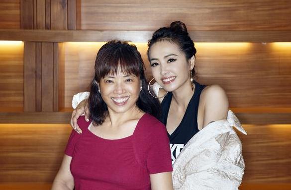 演藝圈最佳母女檔！蔡依林完全承襲媽媽基因，昆凌媽超可愛，「她」和媽媽同框根本是姊妹