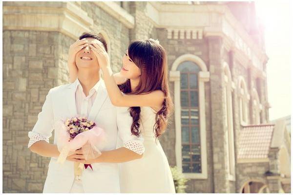 婆婆照顧雙胞胎兒子，3天一桶奶粉卻檢查出營養不良，鄰居的話讓我趕走婆婆