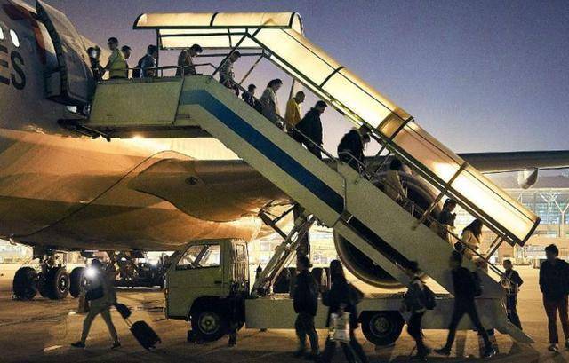 妻子臨產,老公從國外趕回,醫生瞥眼面前老公,當場愣住了