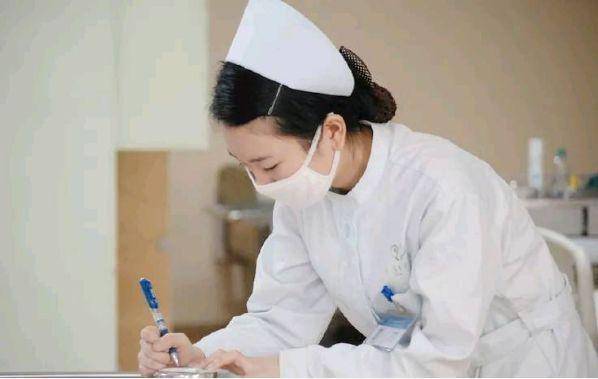 妻子臨產,老公從國外趕回,醫生瞥眼面前老公,當場愣住了