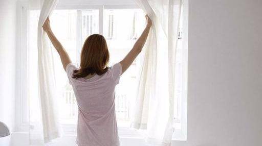 兒媳加班回家「連睡兩天」婆婆氣憤拉開窗簾，看見窗外後「瞬間感動的淚流滿面」