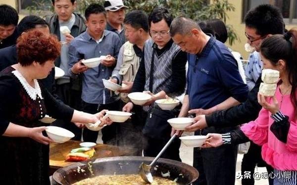 應徵工地廚娘！中年阿姨「便當色香味俱全」被讚不絕口　10天後「卻被老闆資遣」：不扣薪水很仁慈了