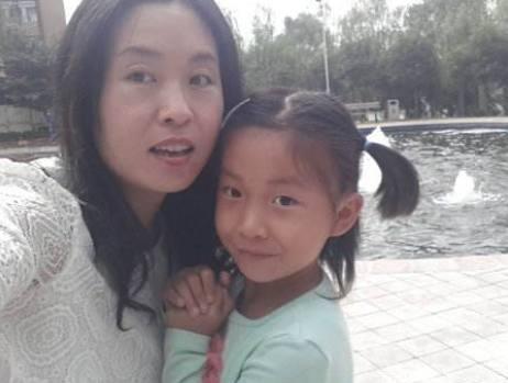 人不可貌相！單親媽媽參加同學聚會，給女兒打包剩飯被嘲笑，出門後全班稱讃
