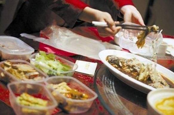 人不可貌相！單親媽媽參加同學聚會，給女兒打包剩飯被嘲笑，出門後全班稱讃