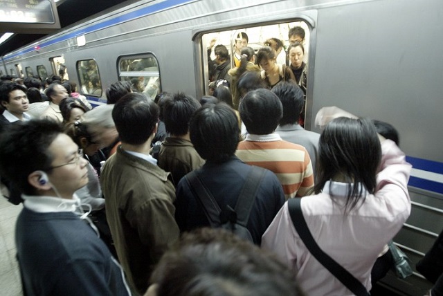 媽媽帶2寶搭火車「沒位子坐要站2小時」　陌生爺奶「化身人肉座位一路抱」萬人讚爆：不說以為是金孫！