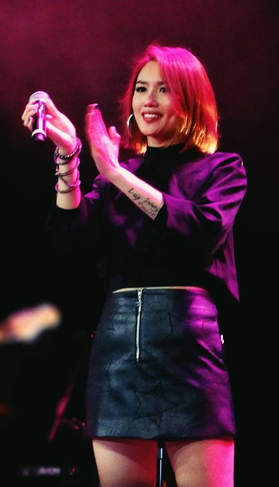 A-Lin親姊宣告闖歌壇!逆天「110公分長腿」霸氣亮相 「慢了天后妹多年」坦言:後悔沒早點開始