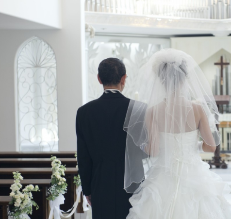 才剛離婚10天,前夫就娶新歡,偷偷去婚禮現場,見到「新娘」我二話不說報警!