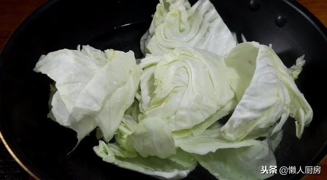 高麗菜特色做法，不用炒不用蒸，蒜香味足，招待客人有面子