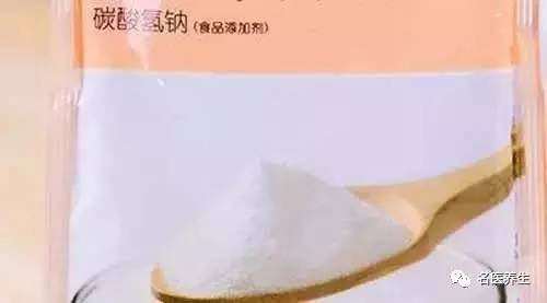 她把「小蘇打灑在馬桶上」不可思議的事情發生了「黃漬和異味沒有了」