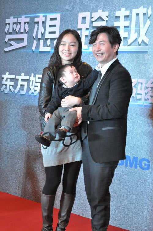 45歲才結婚！他一見鍾情小24歲嬌妻「相愛5個月閃婚 」　如今一家三口超幸福