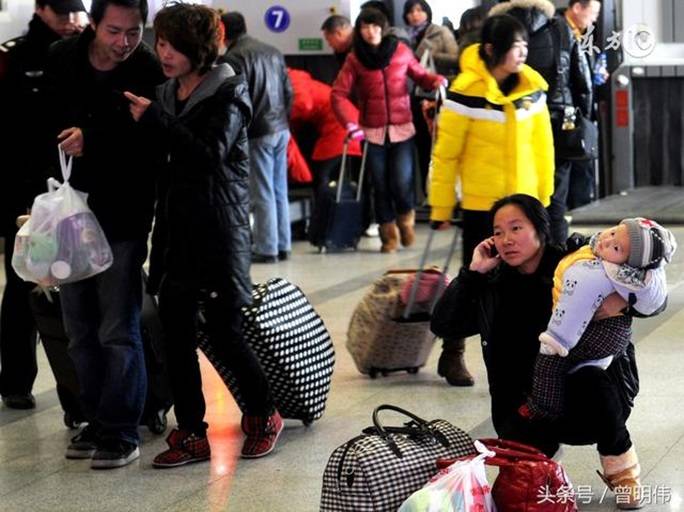 四歲兒子在火車站走失，苦苦尋找五年，欣喜見到兒子，夫妻倆卻不敢上前相認