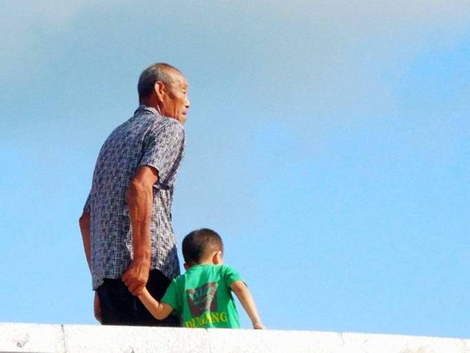 四歲兒子在火車站走失，苦苦尋找五年，欣喜見到兒子，夫妻倆卻不敢上前相認