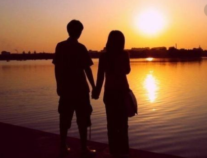 兒媳加班回家「連睡兩天」婆婆氣憤拉開窗簾，看見窗外後「瞬間感動的淚流滿面」