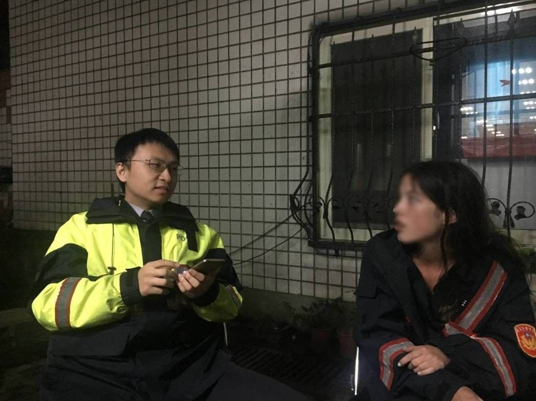 一開車門驚見「藍眼南非美女」車內冷到發抖　他二話不說秒報警處理...網讚：台男100分！