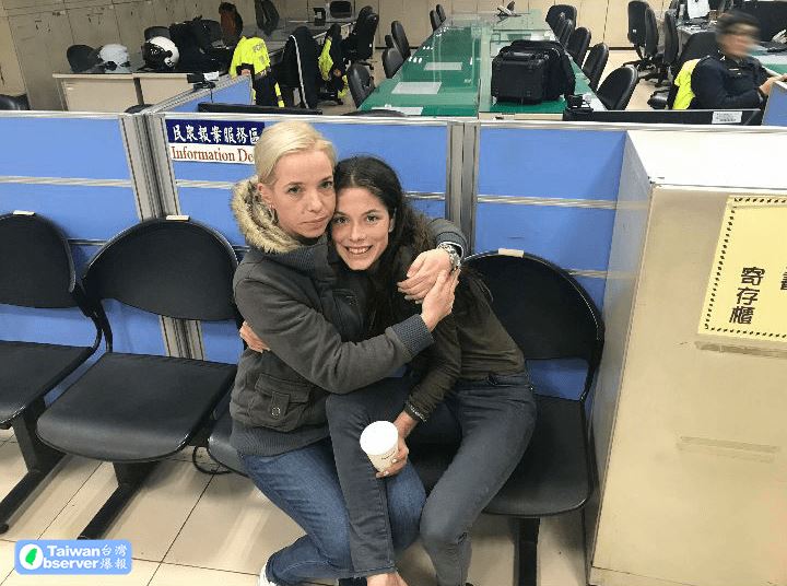 一開車門驚見「藍眼南非美女」車內冷到發抖　他二話不說秒報警處理...網讚：台男100分！