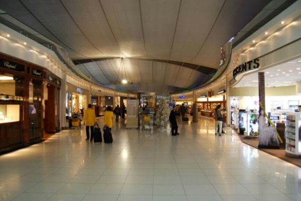 真人真事!在國際機場免稅店買東西「店員給的贈品」別亂拿 他「以為不用錢」卻換來超慘下場...