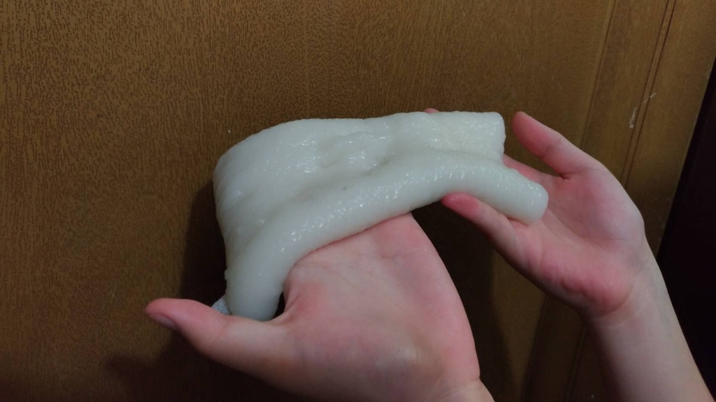 洗衣機驚見「粄條」她好奇湊上前 伸手拾起發現「是爸爸的心頭好」網全笑哭:後勁好強!