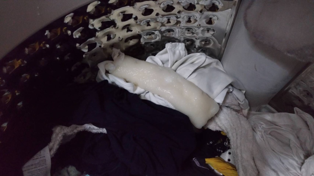 洗衣機驚見「粄條」她好奇湊上前 伸手拾起發現「是爸爸的心頭好」網全笑哭:後勁好強!