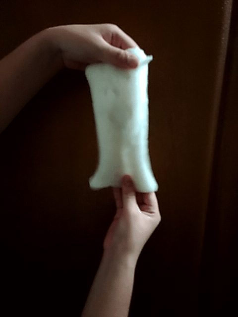 洗衣機驚見「粄條」她好奇湊上前 伸手拾起發現「是爸爸的心頭好」網全笑哭:後勁好強!