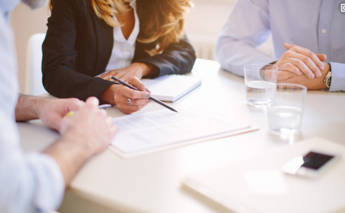 他希望「乞丐父親」婚禮當天別來丟臉，沒想到父親竟開了十輛名車出現讓他後悔！