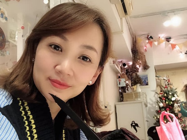 他搭經濟艙秒睡！一醒來「隔壁乘客馬上叫空姐」　抬頭發現「居然是資深女星」秒被暖舉圈粉