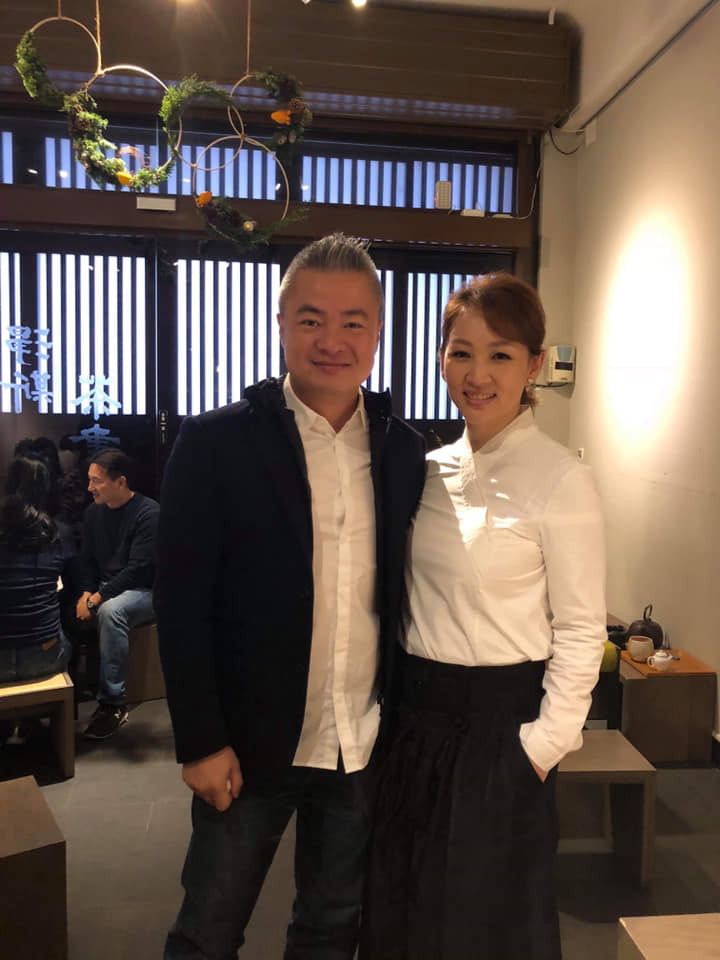 他搭經濟艙秒睡！一醒來「隔壁乘客馬上叫空姐」　抬頭發現「居然是資深女星」秒被暖舉圈粉