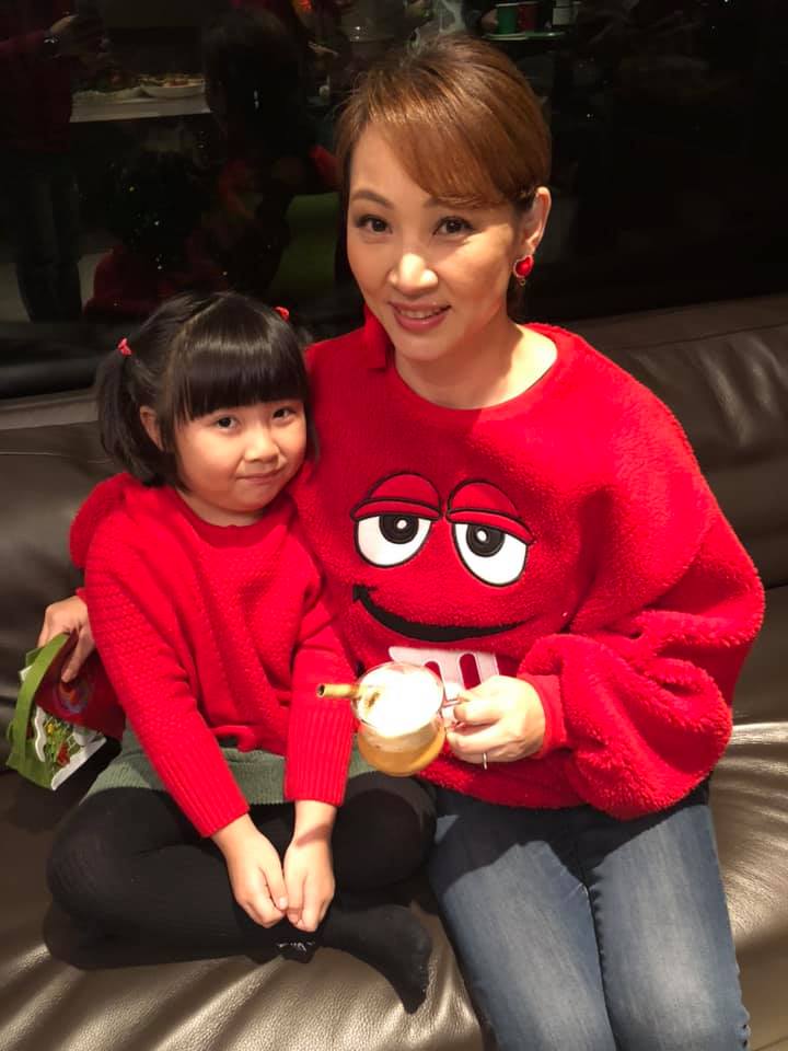 他搭經濟艙秒睡！一醒來「隔壁乘客馬上叫空姐」　抬頭發現「居然是資深女星」秒被暖舉圈粉