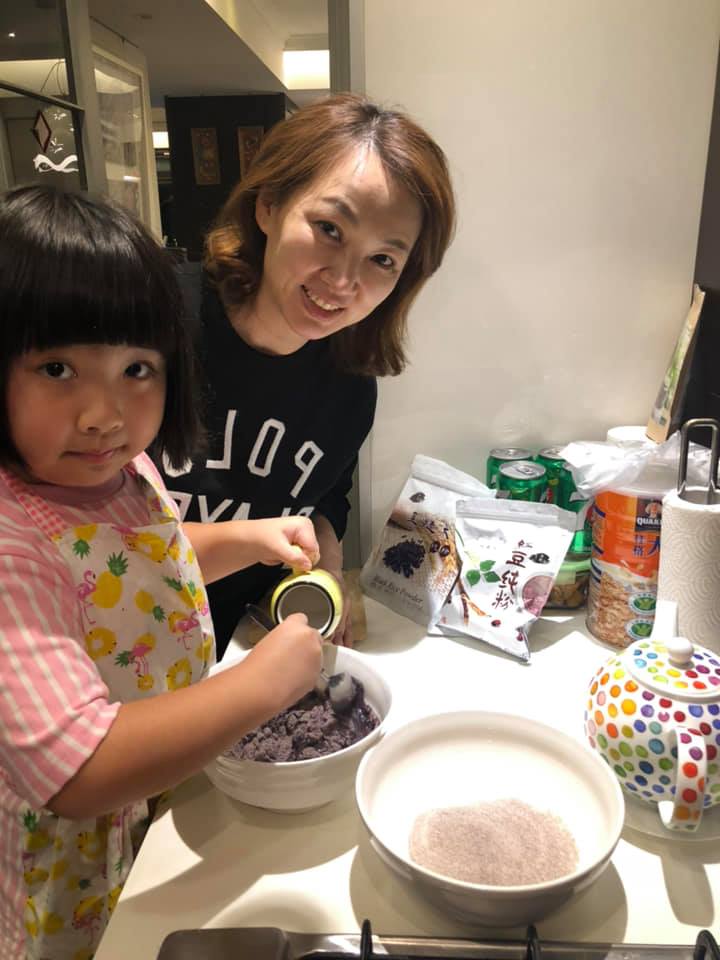 他搭經濟艙秒睡！一醒來「隔壁乘客馬上叫空姐」　抬頭發現「居然是資深女星」秒被暖舉圈粉