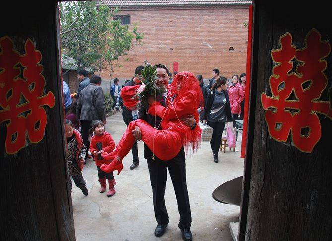 兒子外出打工寄來一封信，孫女誤讀一個字，六旬老漢因此命運逆轉
