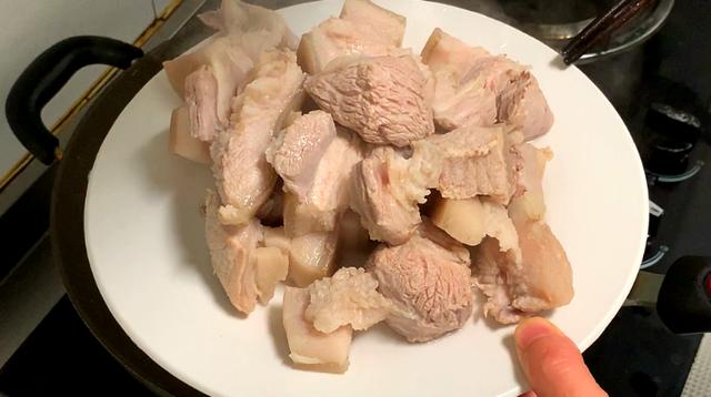 燉紅燒肉的秘訣！燉出來的肉不柴不膩，入口即化